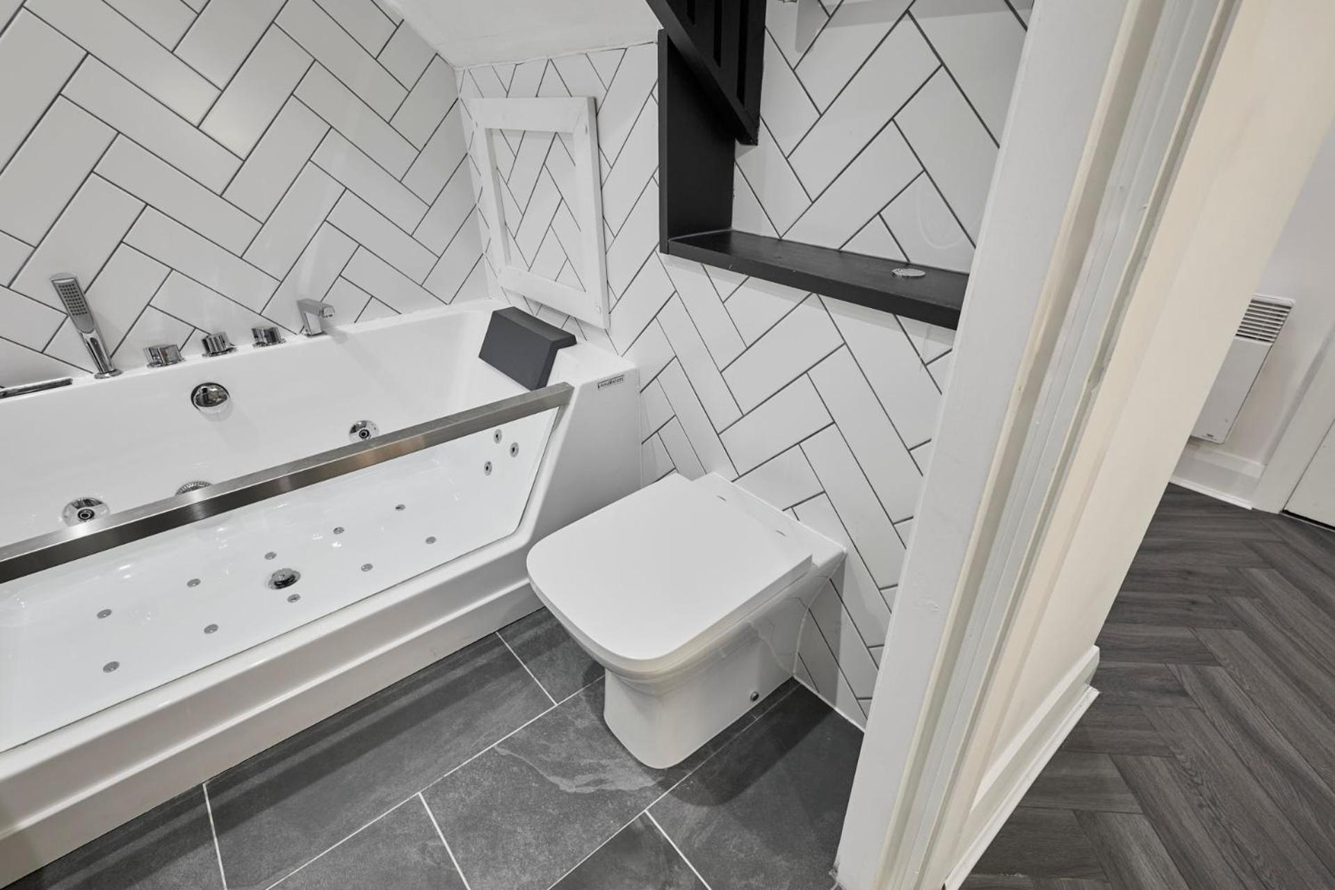 Host & - Queen Square Hideaway