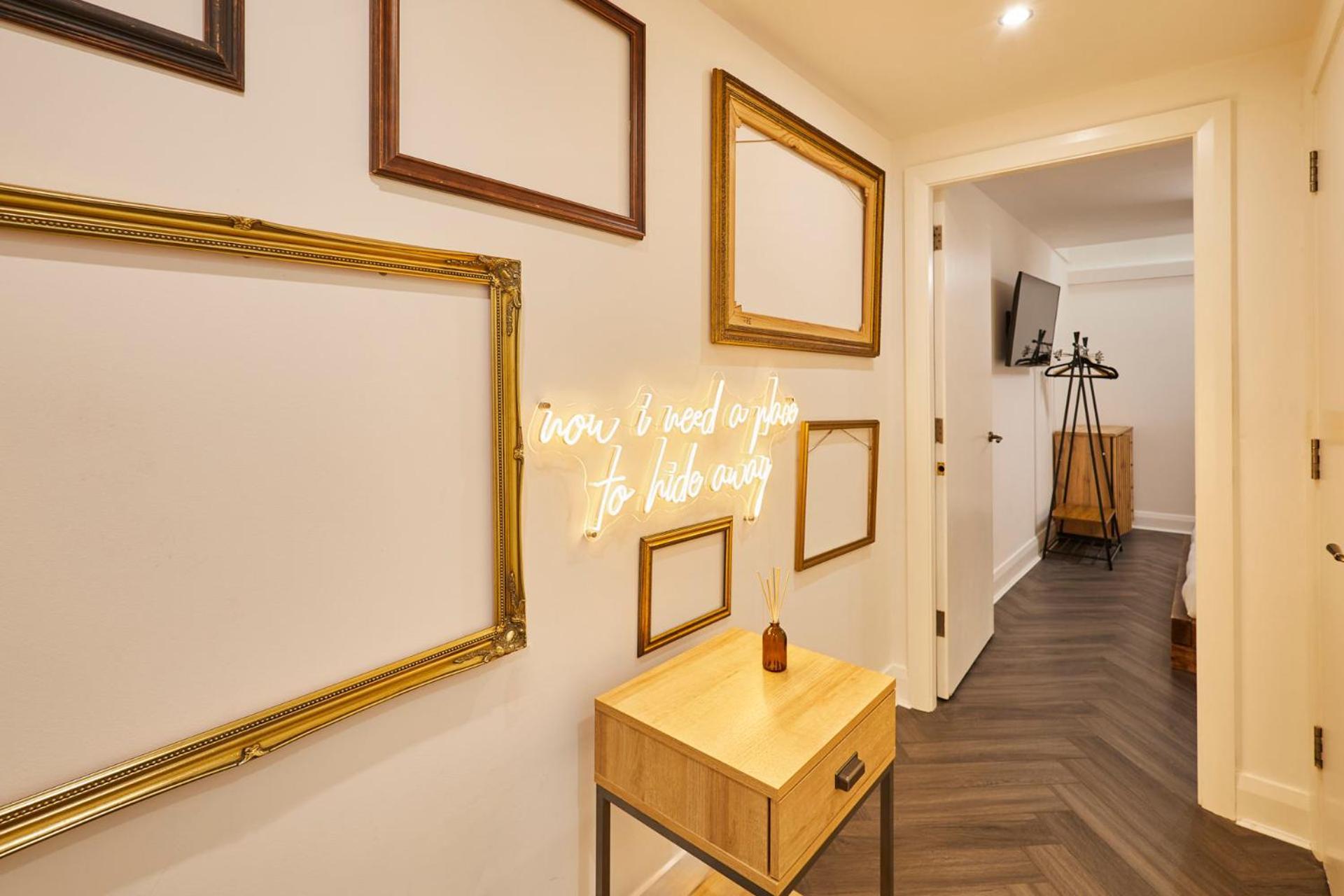 Host & - Queen Square Hideaway Apartment Liverpool