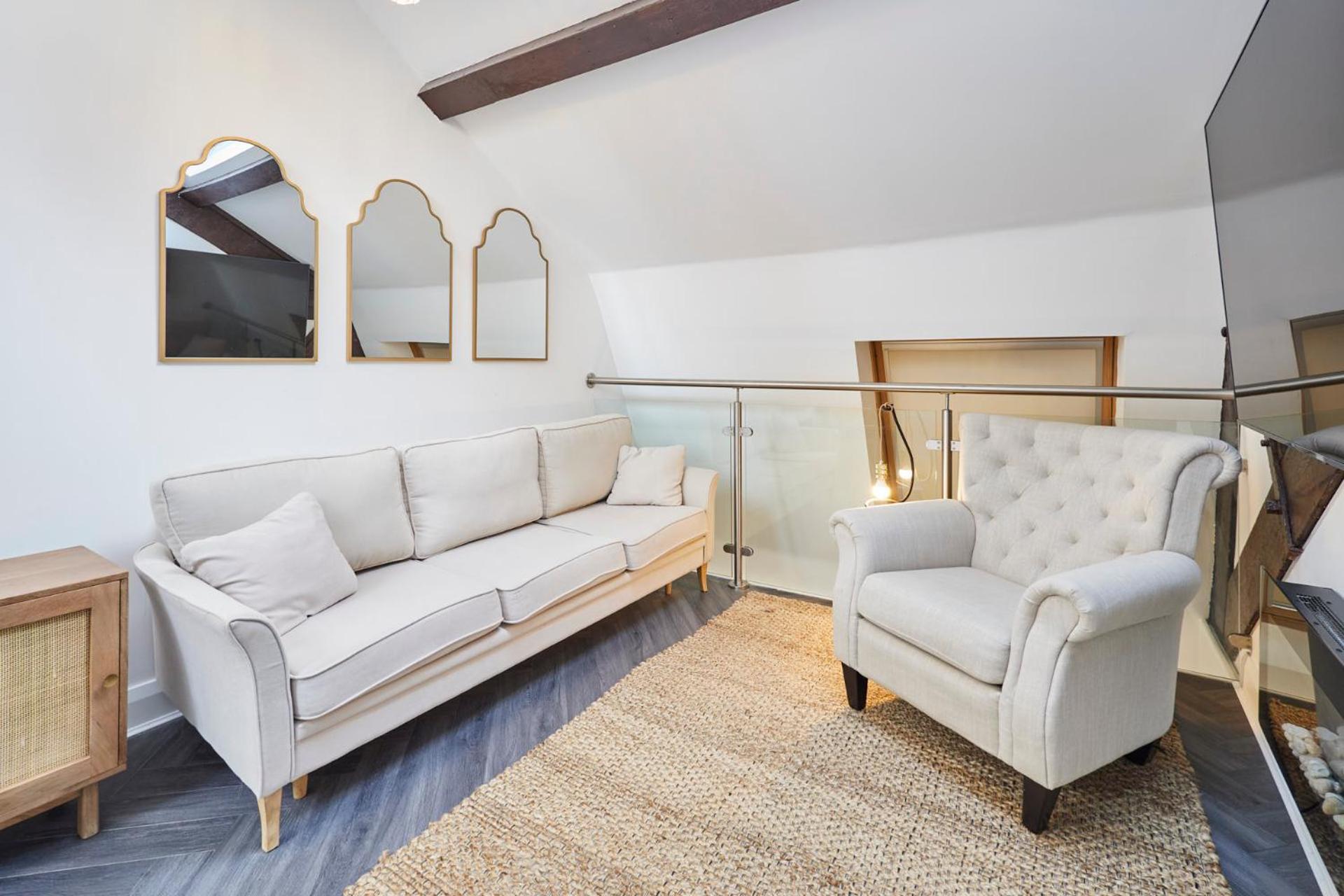 Host & - Queen Square Hideaway